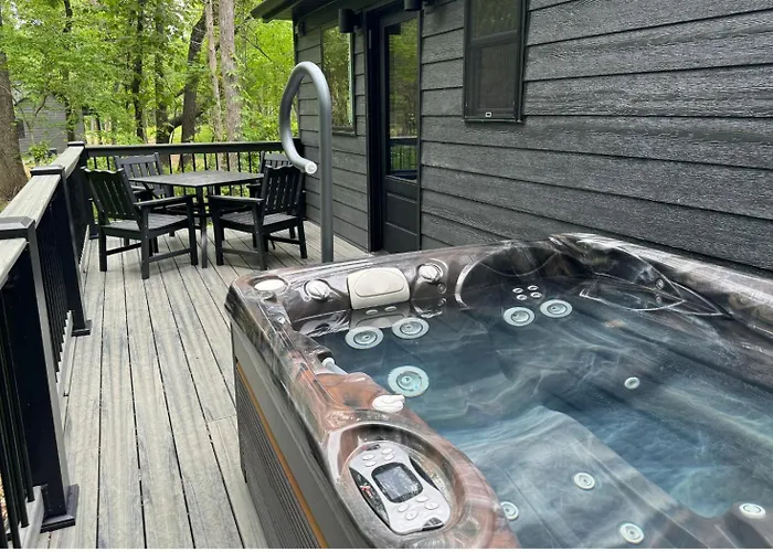 30-Acre Woods, Trail & Salt Hot Tub