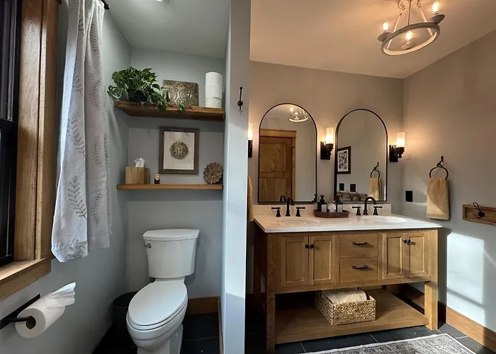 30-Acre Woods, Trail & Salt Hot Tub Holiday home