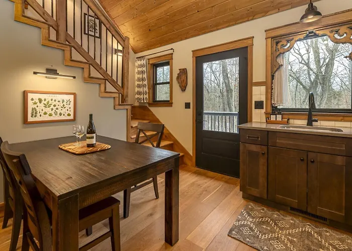 30-Acre Woods, Trail & Salt Hot Tub