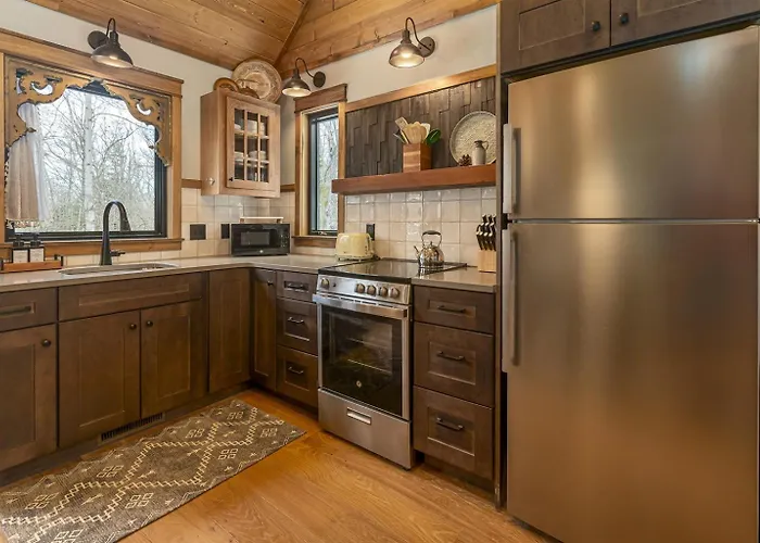 30-Acre Woods, Trail & Salt Hot Tub Holiday home *