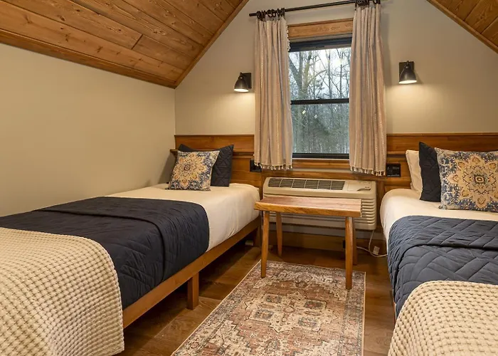 30-Acre Woods, Trail & Salt Hot Tub *