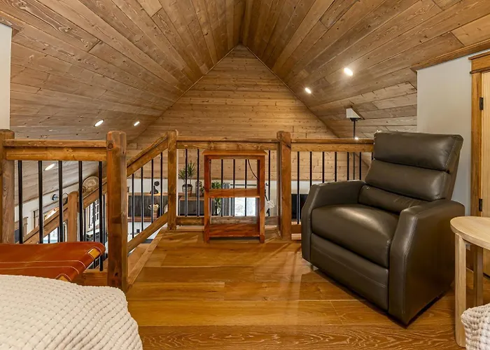 30-Acre Woods, Trail & Salt Hot Tub Holiday home