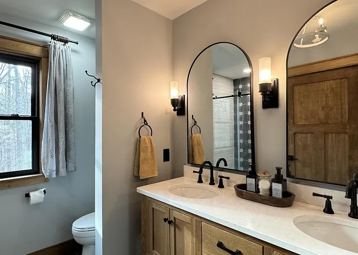 30-Acre Woods, Trail & Salt Hot Tub Holiday home