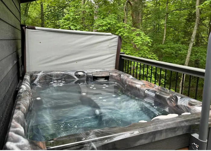 30-Acre Woods, Trail & Salt Hot Tub