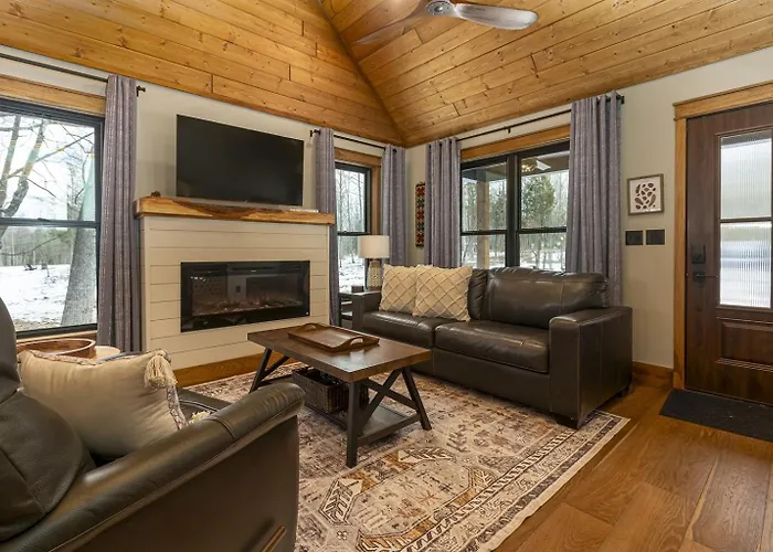 30-Acre Woods, Trail & Salt Hot Tub *